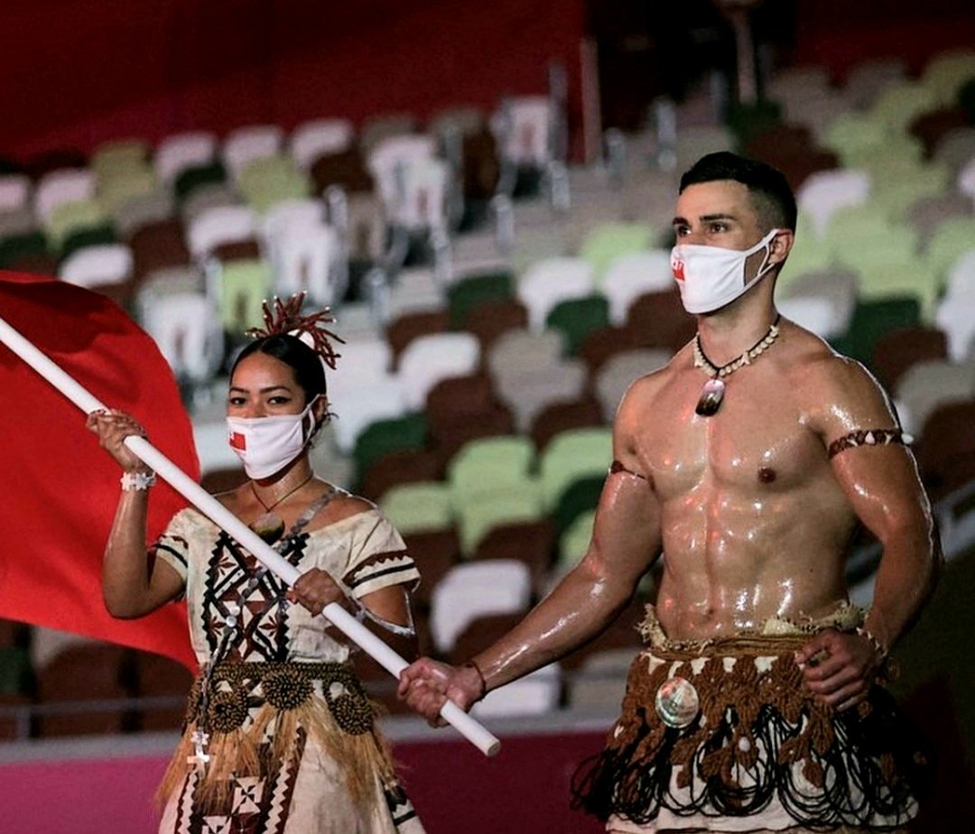 پیتا تافاتوفا از تونگا در مراسم رژه افتتاحیه المپیک توکیو